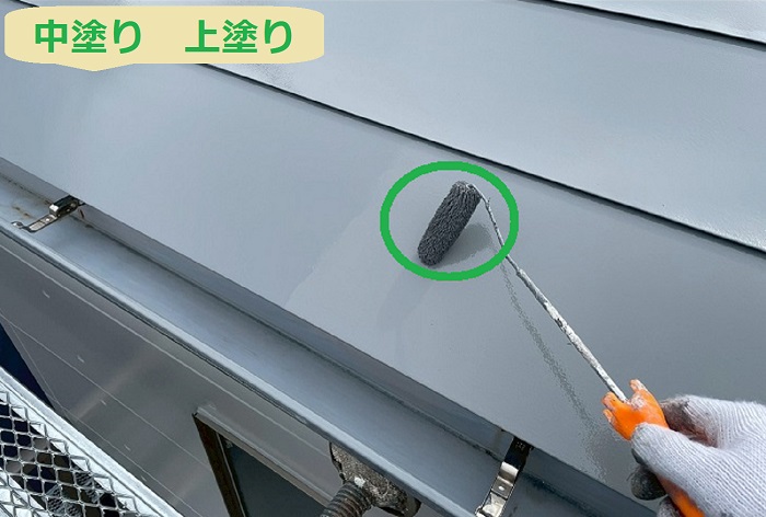 芦屋市で面積10㎡のR型金属屋根を日本ペイントで塗り替える現場で中塗りと上塗り