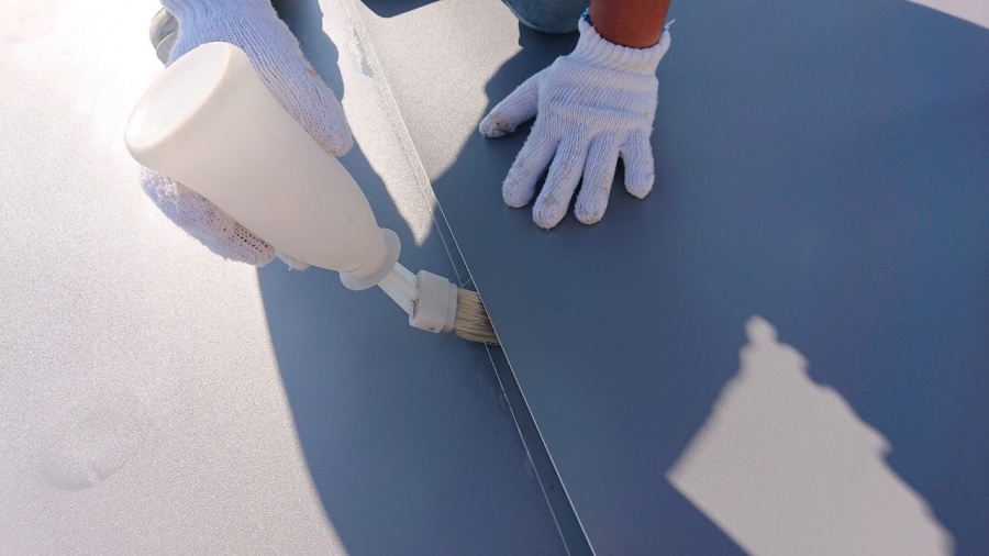 シートのジョイント部分にボンドを貼っている様子