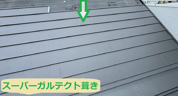 神戸市長田区で面積33㎡の3階建て片流れの屋根重ね葺き工事を行う現場でスーパーガルテクト葺き