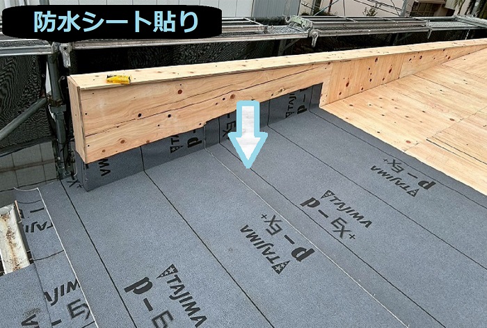 神戸市須磨区で面積40平米のテナント片流れ屋根葺き替え工事を行う現場で防水シート貼り