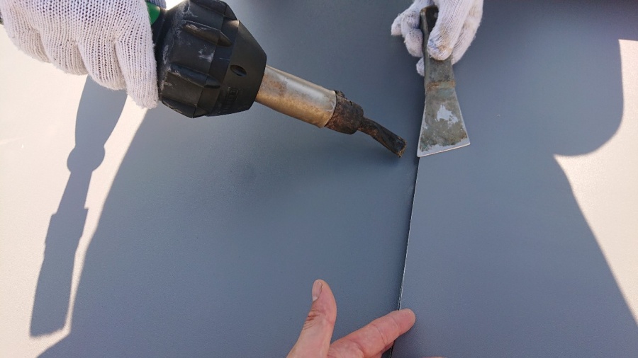 ドライヤーで熱しながらジョイント部分を押さえている様子