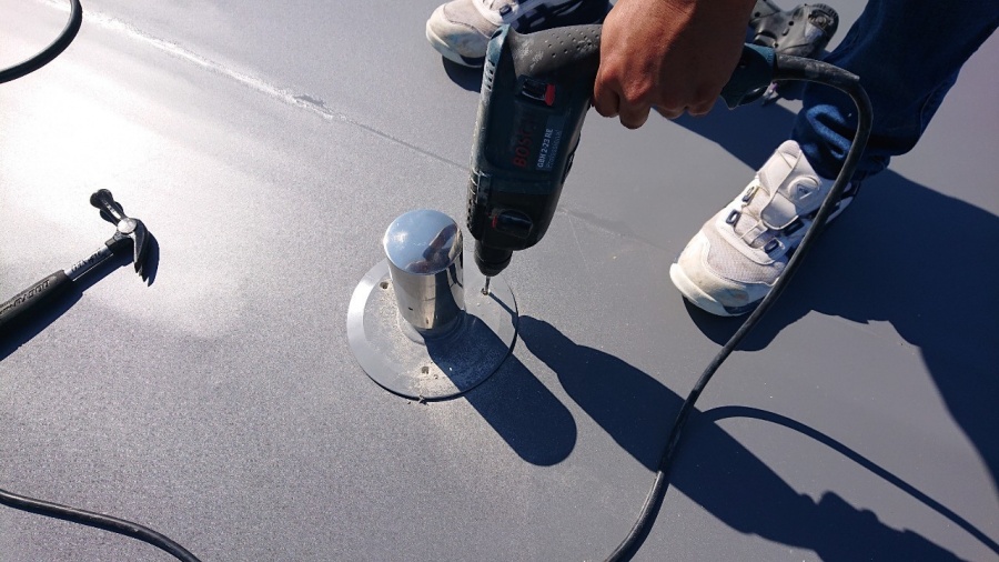 脱気筒を取り付けている様子