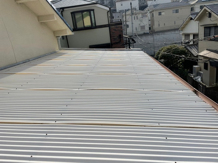 貼り替え前の塩ビ波板屋根