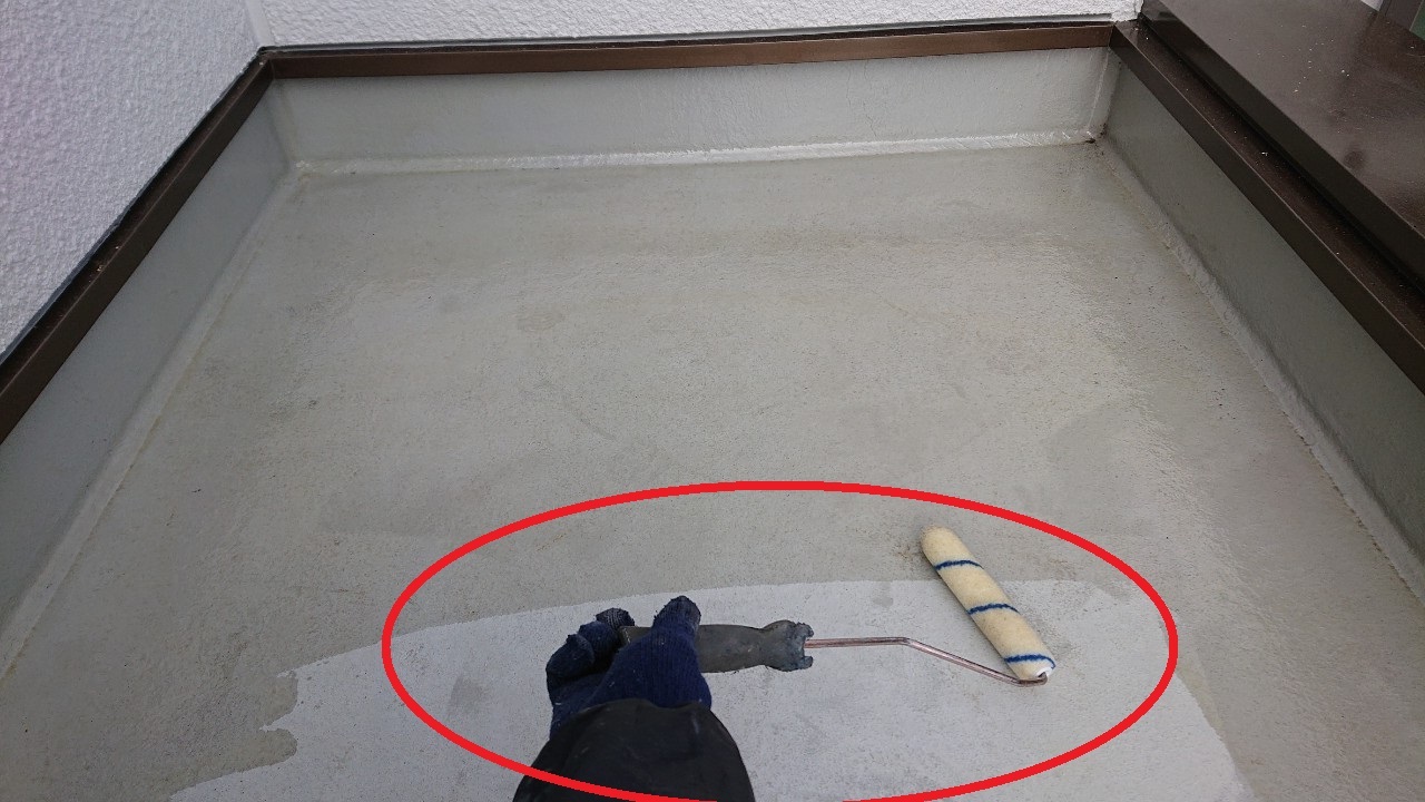 明石市の防水工事でプライマーを塗っている様子