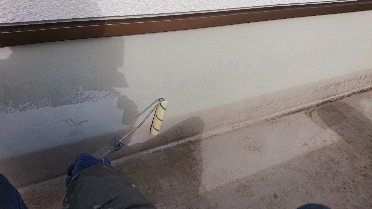 ＦＲＰ防水のメンテナンス工事でプライマーを塗っている様子