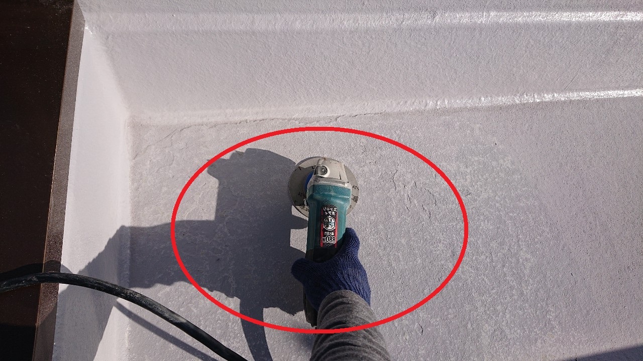 既存のＦＲＰ防水をケレンしている様子