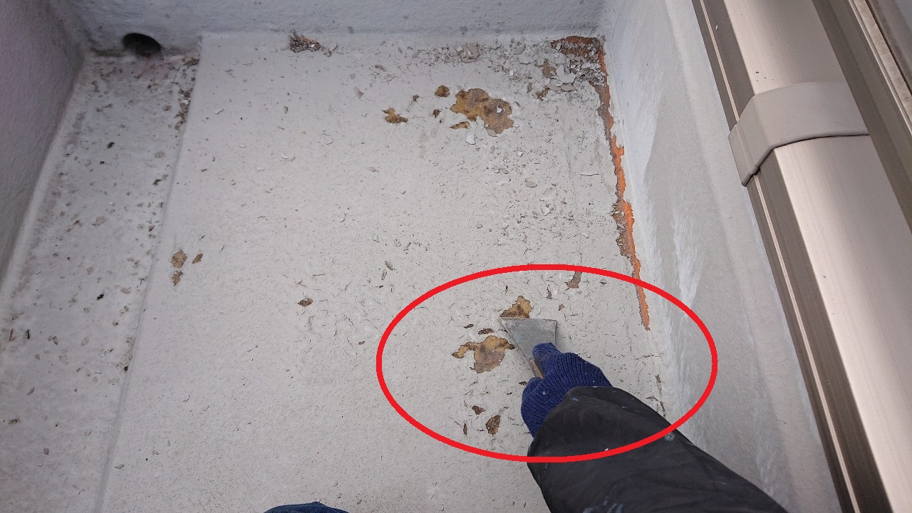 明石市での防水工事でケレン作業している様子