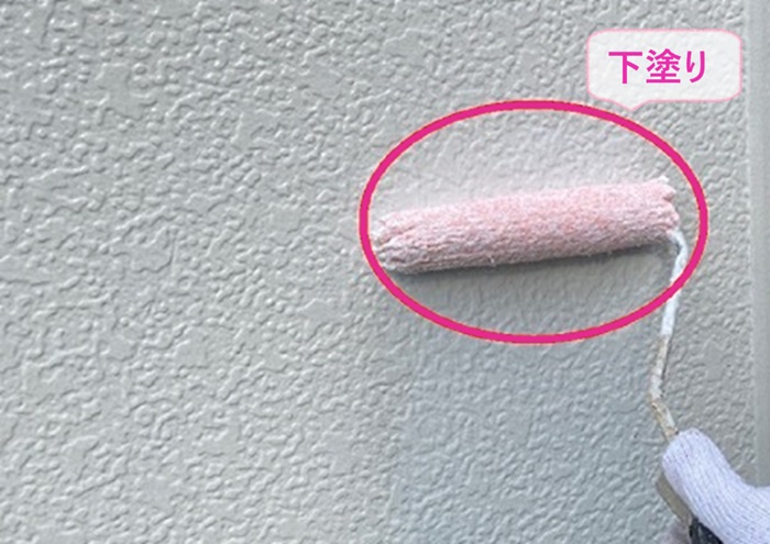 外壁1面だけ塗り替える戸建てで下塗りをしている様子