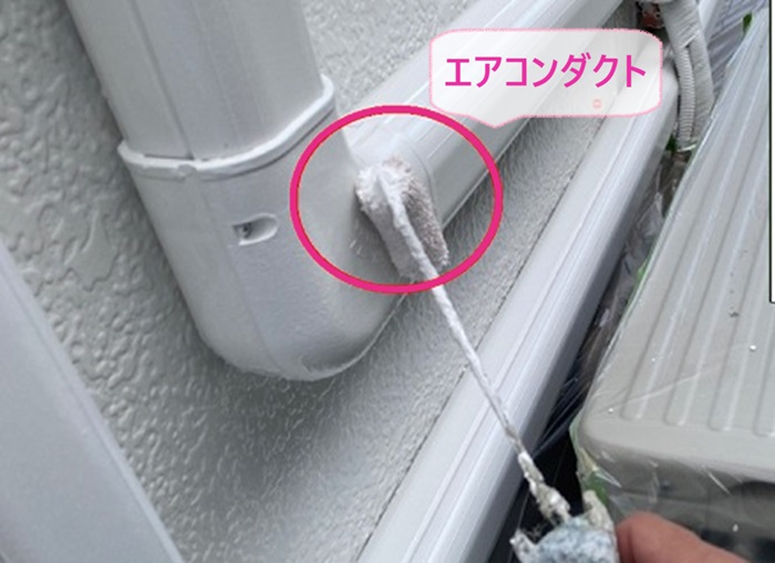 外壁1面だけ塗り替える戸建てでエアコンダクトも塗り替えている様子