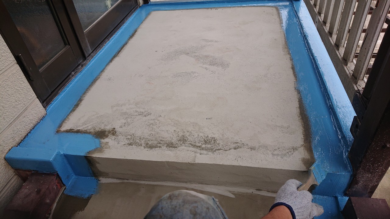 明石市の外部階段リフォームで端部に防水処理している様子