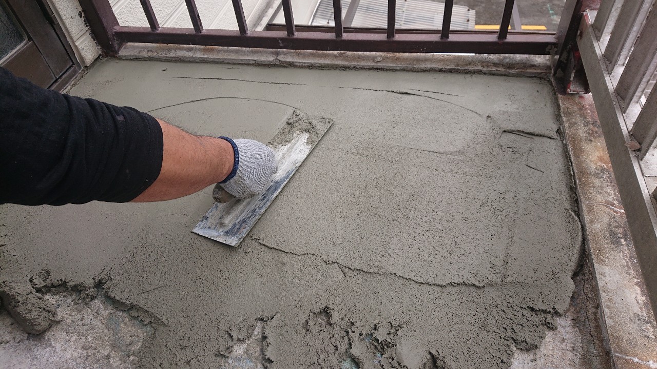明石市での外部階段リフォームでセメントを塗っている様子