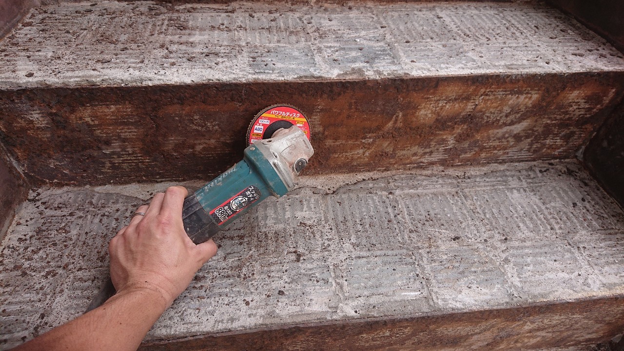 外部階段リフォームでケレン作業している様子