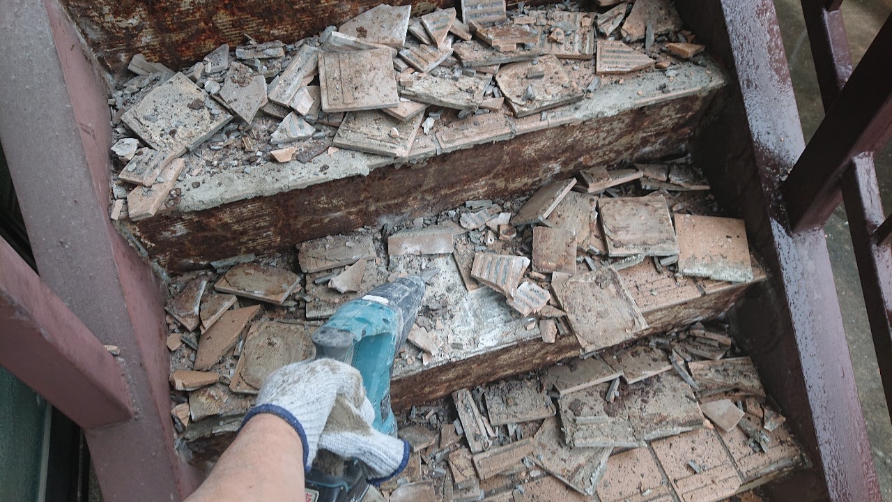 外部階段リフォームで表面のタイルを斫っている様子