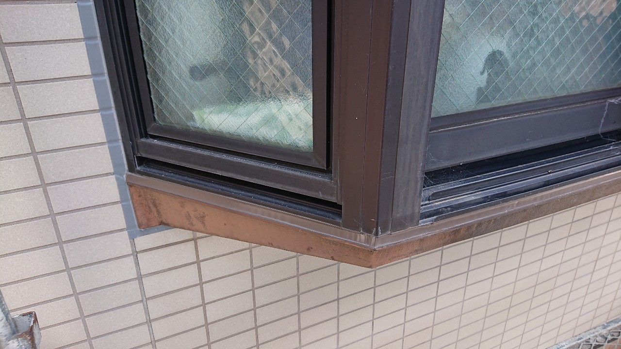 明石市での雨漏り修理でコーキングを打ち換えた様子