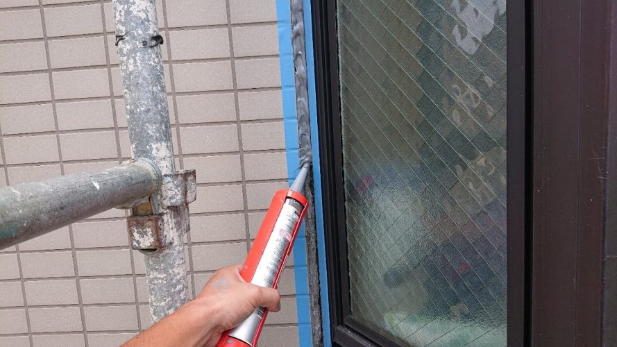 出窓廻りにコーキングを流している様子