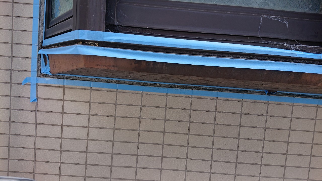 雨漏りしている出窓廻りのコーキングを撤去しマスキングテープで養生している様子