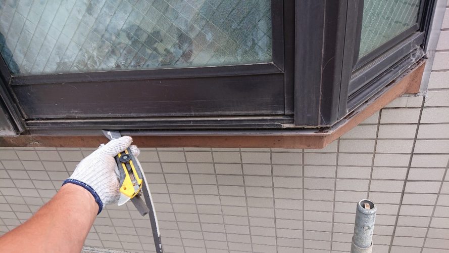出窓廻りのコーキングを撤去している様子
