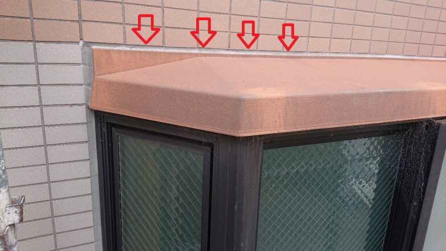 明石市での雨漏りの原因となった出窓廻りのコーキングの様子
