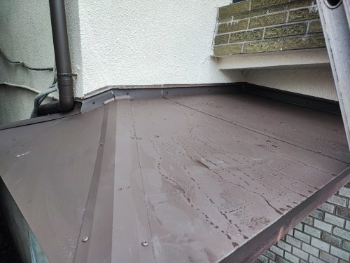 玄関上のトタン屋根の工事後