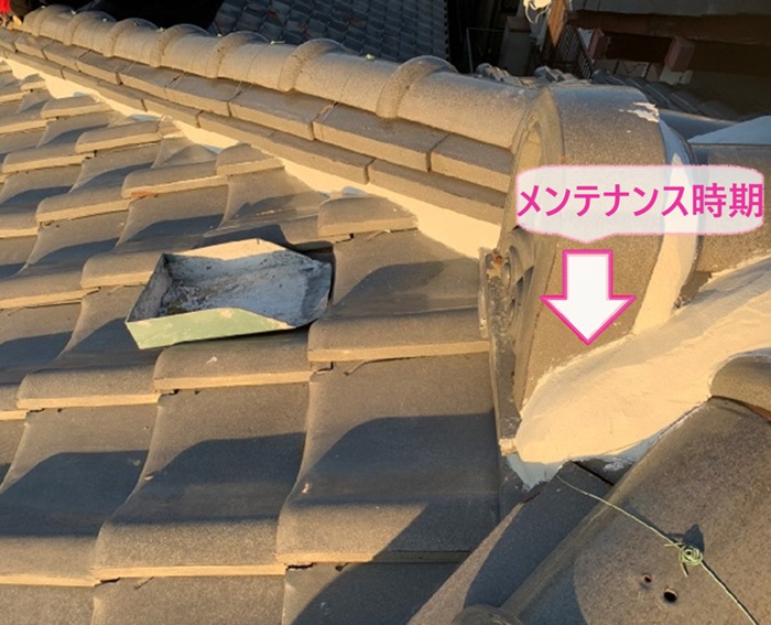 木造戸建ての瓦屋根　の漆喰修繕で鬼瓦廻りも漆喰を打設している様子