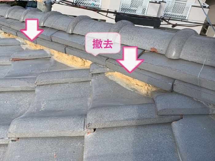 木造戸建ての瓦屋根の漆喰修繕で既存の漆喰を撤去している様子