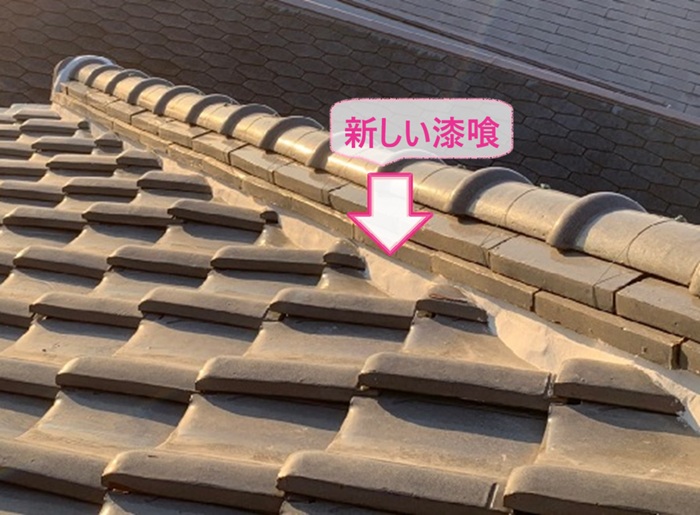 木造戸建ての瓦屋根の漆喰修繕で新しい漆喰を打設している様子