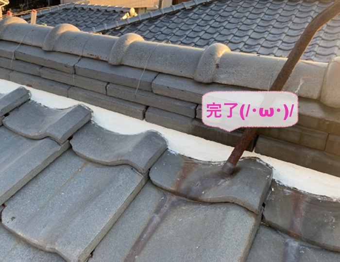 尼崎市の木造戸建ての瓦屋根リペアで剝がれた漆喰の修繕が完了した現場の様子