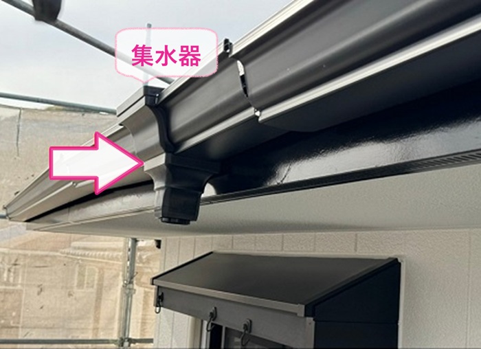 雨水排水設備の交換で排水部分に集水器を取り付けている様子