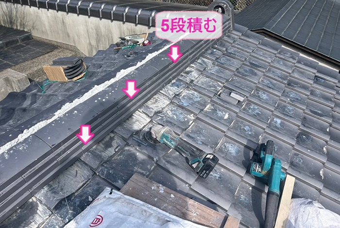 戸建て棟門の棟瓦補修工事でのし瓦を５段積んでる様子
