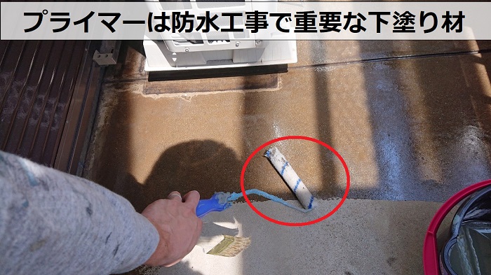 芦屋市でのベランダ防水工事で目地のあるベランダ床にプライマー塗布