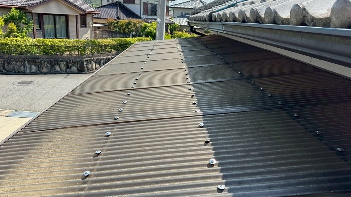 加西市でテラス屋根の波板を高耐久なポリカ波板に張り替える前の様子