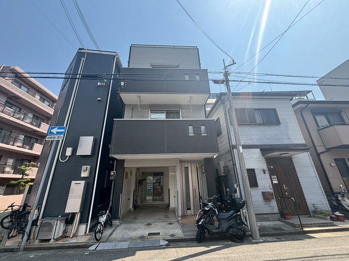 芦屋市で3階建て窯業サイディングの外壁塗装工事を行う前の様子