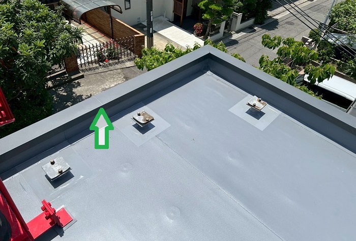 神戸市垂水区で長さ３８ｍのパラペット上に笠木板金を取り付ける現場で工事完了