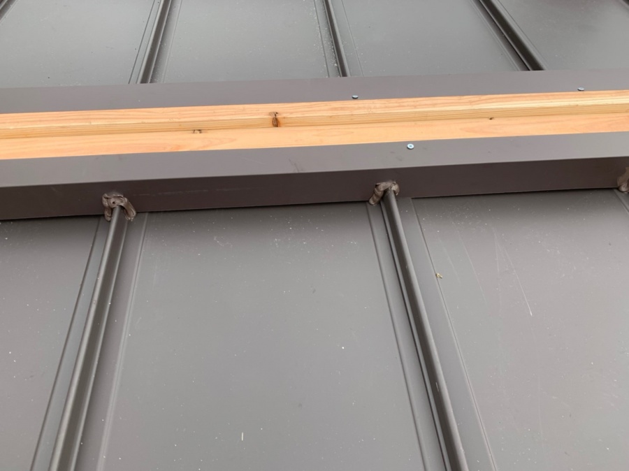 棟木取り付けの様子