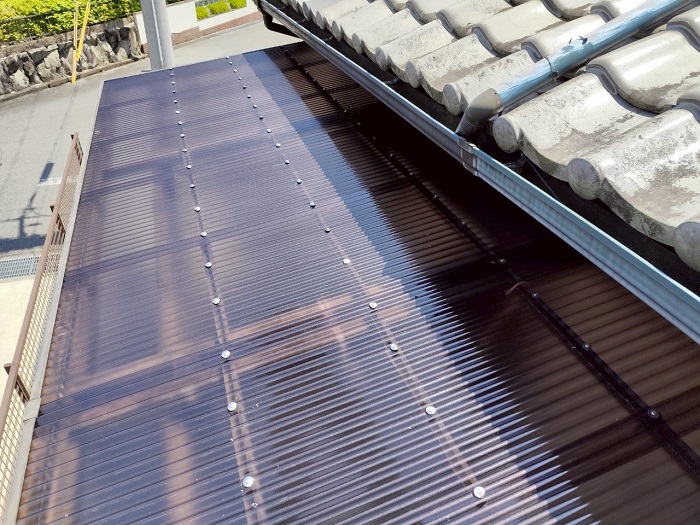 加西市でテラス屋根の波板を高耐久なポリカ波板に張り替えた後の様子