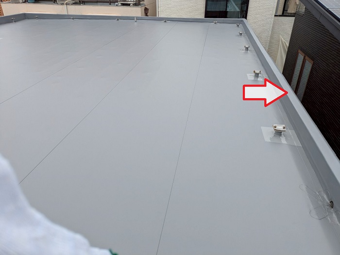 神戸市垂水区で板金工事としてガルバリウム鋼板製の笠木を取り付ける前の様子