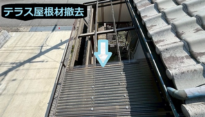 加西市で長さ６尺１０枚のテラス屋根交換にステンレスフックを使用する現場でテラス屋根材撤去