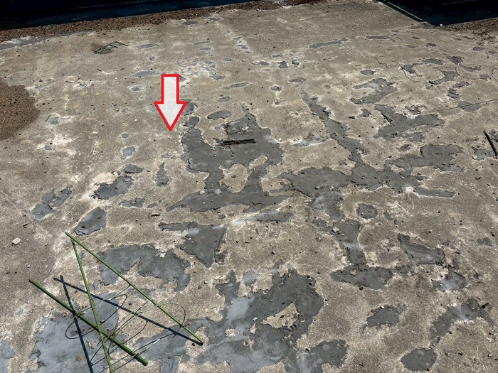 ビル屋上の防水が剥がれている様子