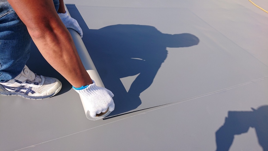 塩ビシートを貼っている様子