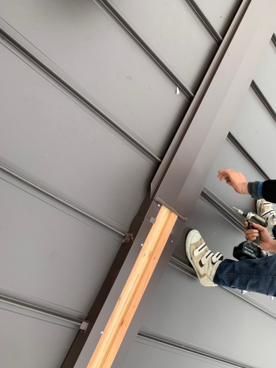 棟板金を取り付けている様子