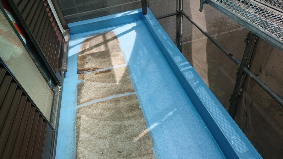 立ち上がりを中塗りしている様子