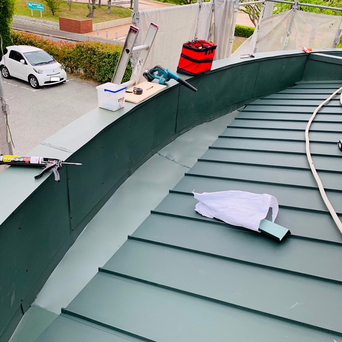 瓦棒から立平へ交換しているようす