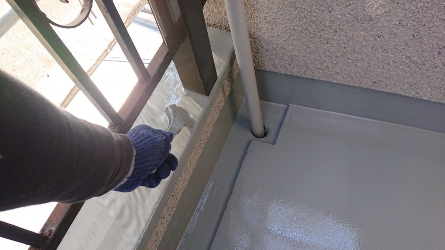 淡路市で雨漏り修理でトップコートを塗っている様子