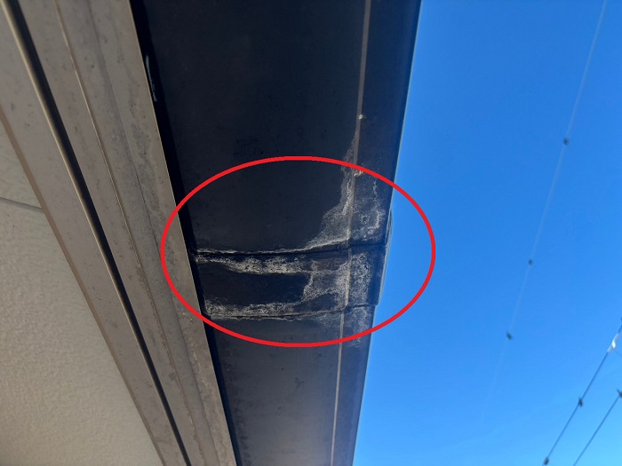 ジョイントから漏水している軒樋