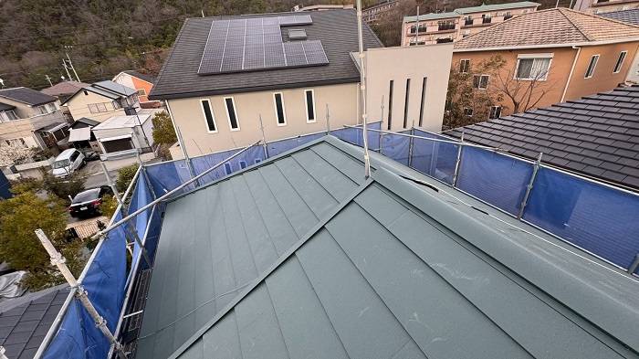 西宮市で屋根断熱工事として換気棟を用いてスーパーガルテクトでカバー工事を行った後の様子