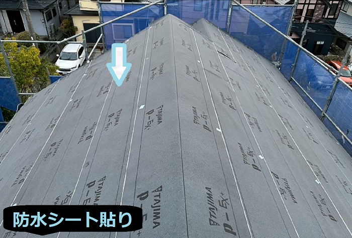 西宮市で面積105㎡のアスベスト含有スレートにカバー工法する現場で防水シート貼り