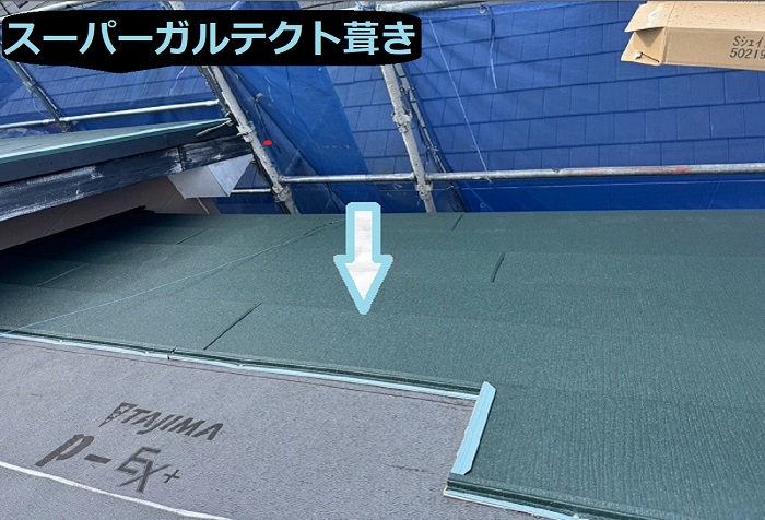 西宮市で面積105㎡のアスベスト含有スレートにカバー工法する現場でスーパーガルテクト葺き