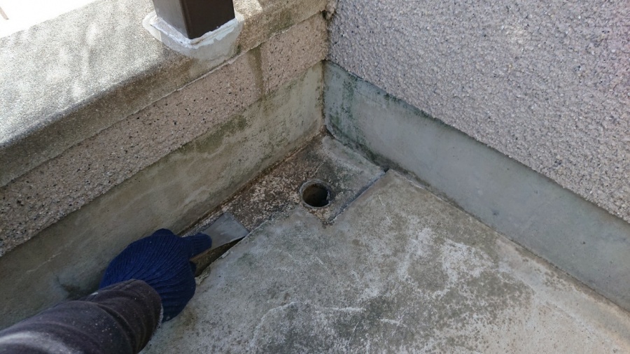 淡路市で雨漏り修理前のベランダ床の様子