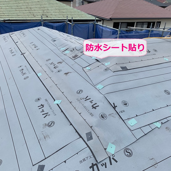 長期保証の屋根カバー工事で防水シート貼り