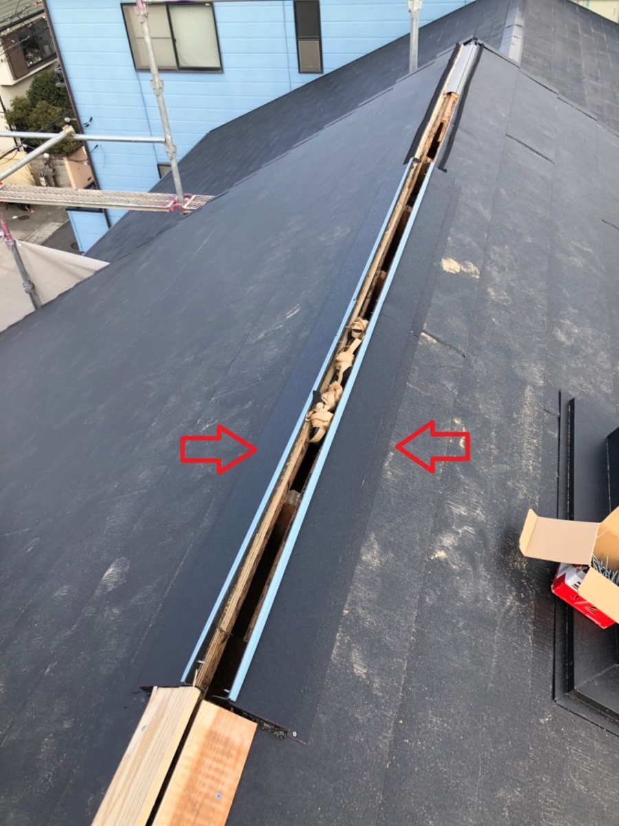 神戸市での換気棟取り付けで捨て水切りを取り付けている様子